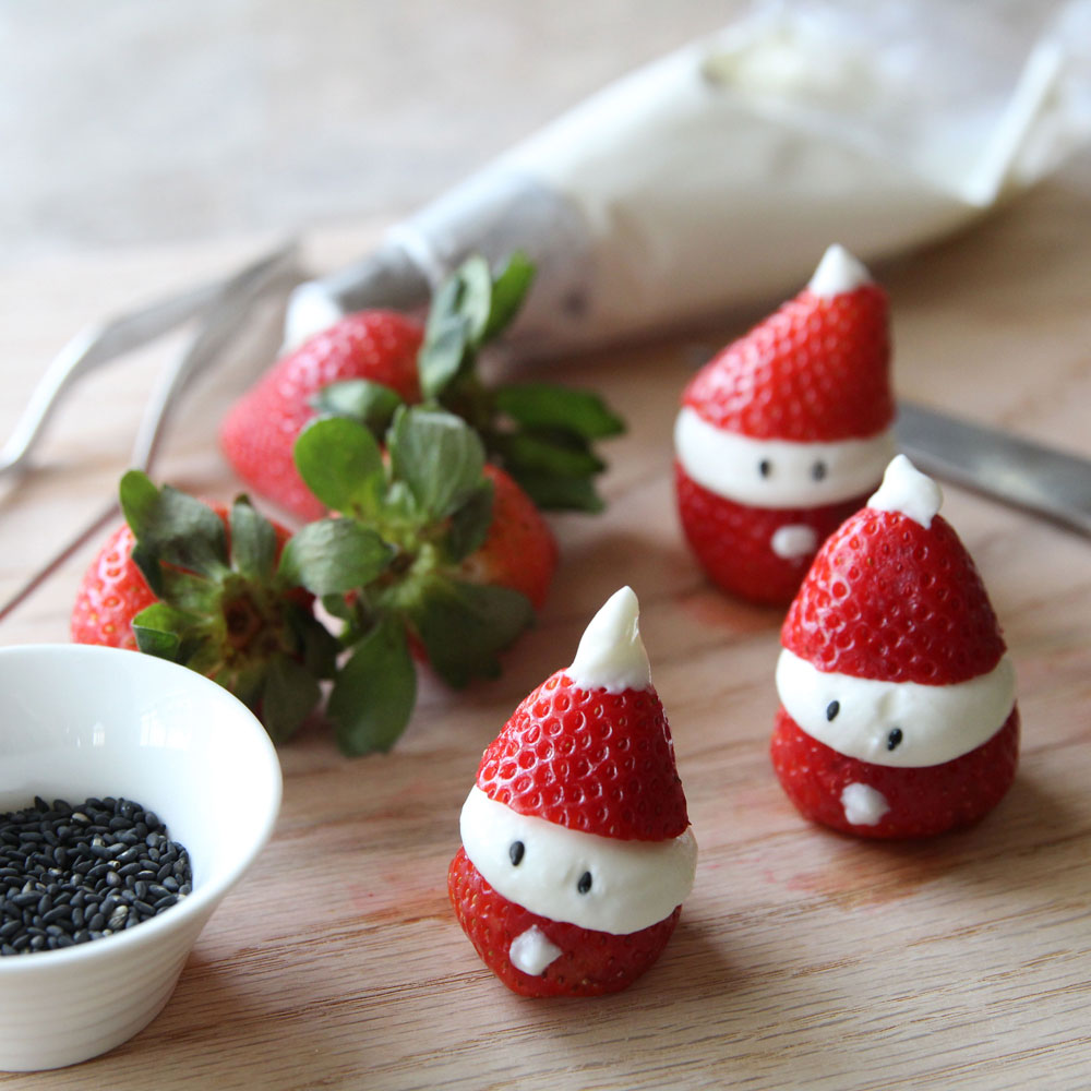 Healthy Greek Yogurt Strawberry Santas (10 Minutes, 3 Ingredients) - strawberry santas