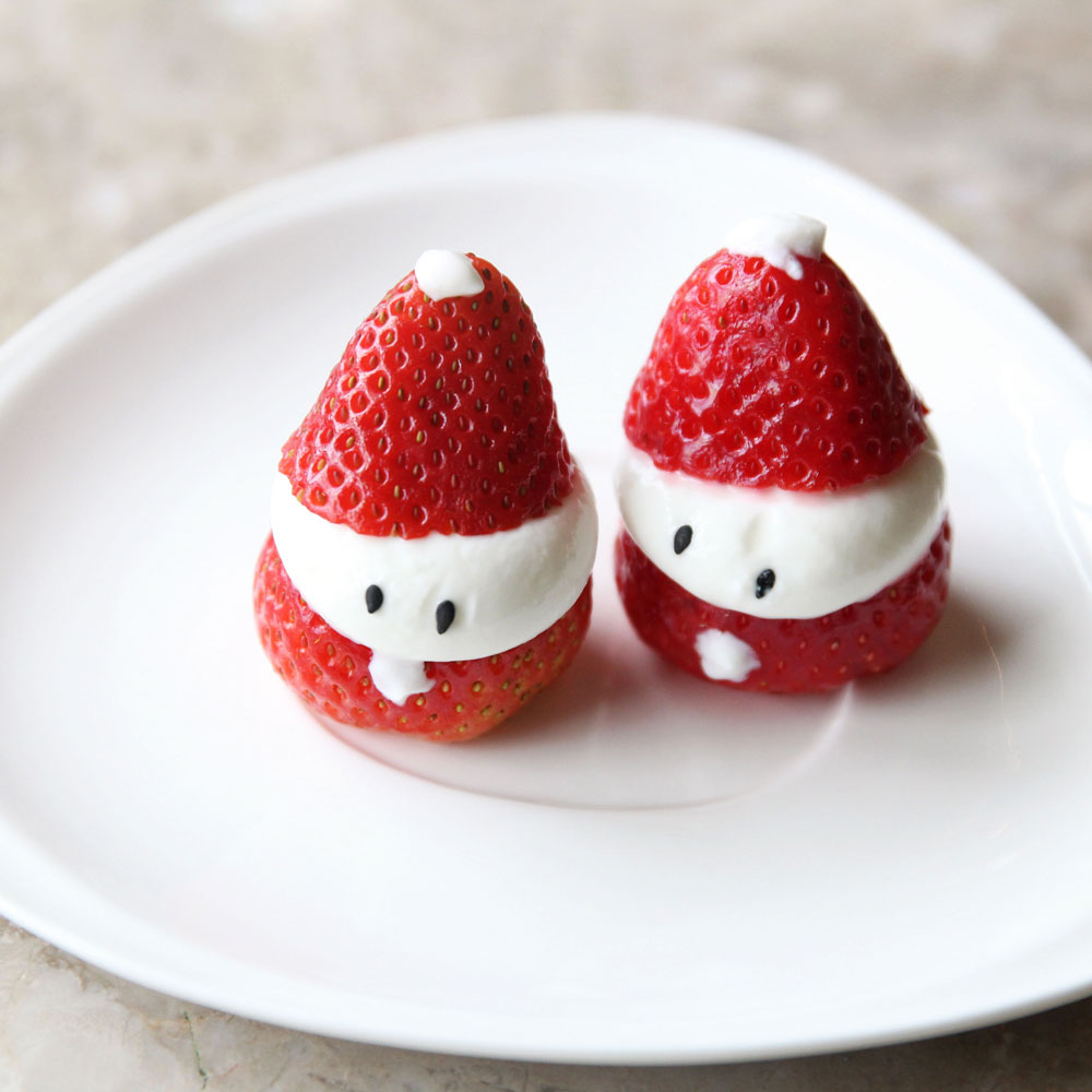 Healthy Greek Yogurt Strawberry Santas (10 Minutes, 3 Ingredients) - Red Velvet Roll Cake