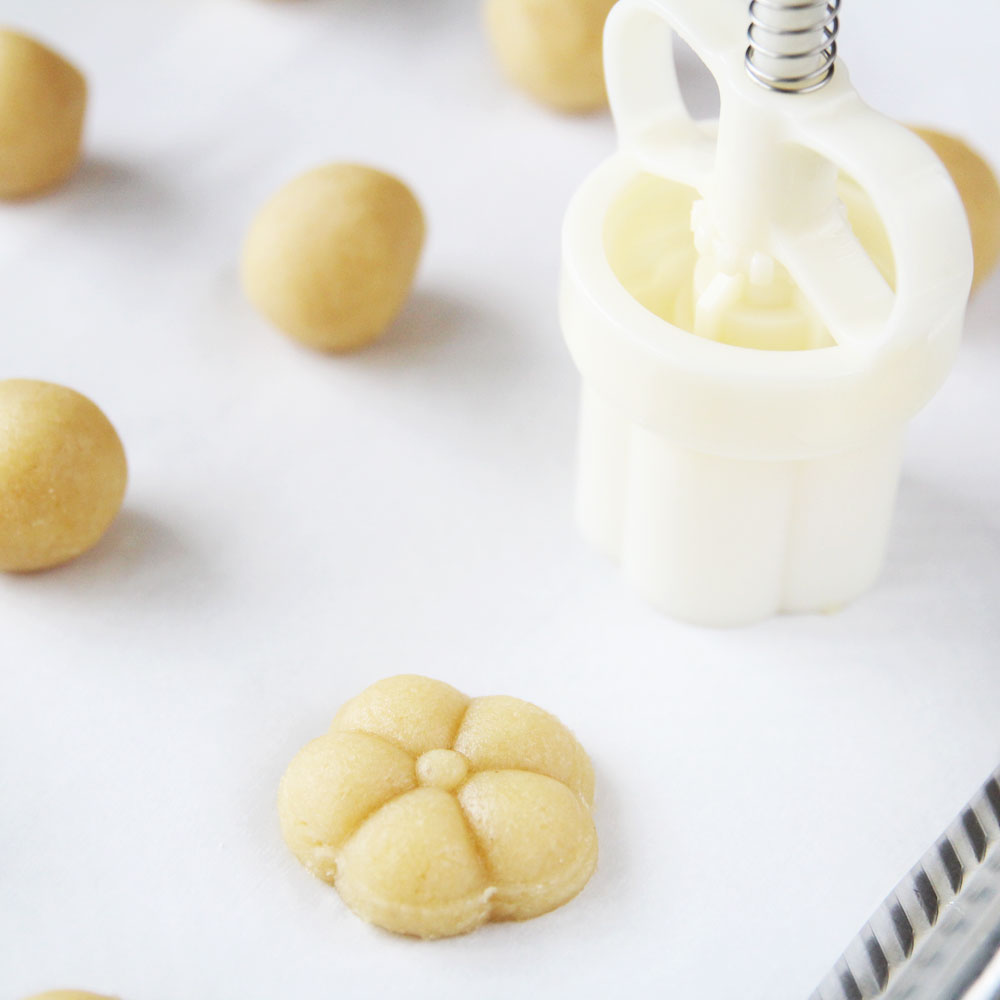 how to press shape vegan tofu cookies using mooncake press mold
