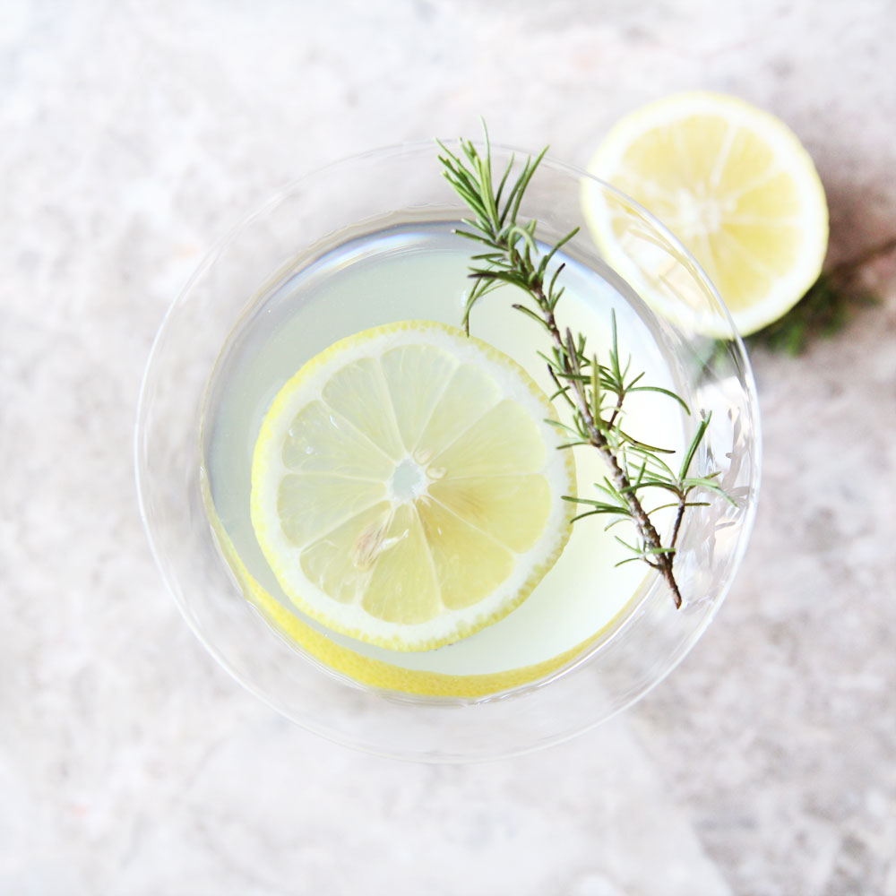 Non-Alcoholic Lemon Rosemary Seedlip Cocktail