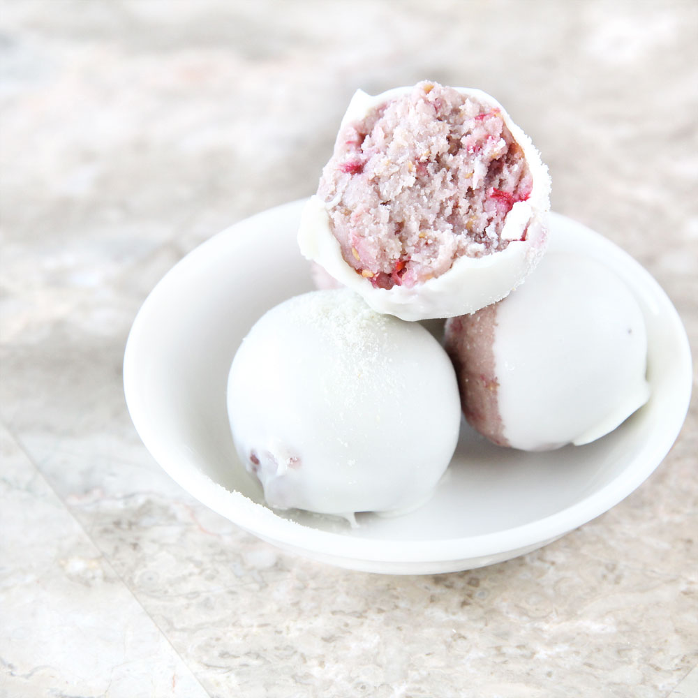 Raspberry Cream Cheese Protein Balls (Healthy Energy Bites) - protein balls