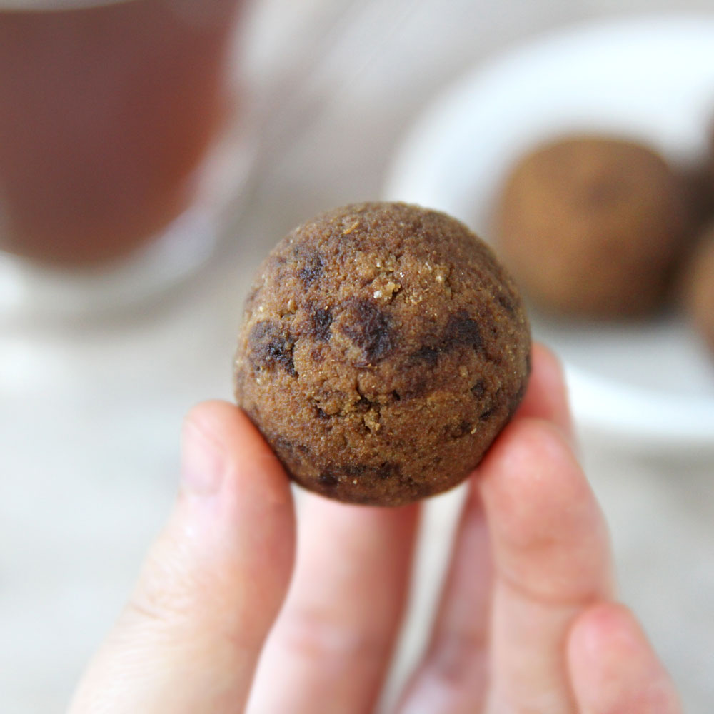 Vegan Tiramisu Protein Balls (Coffee No Bake Energy Bites made with Banana) - protein balls