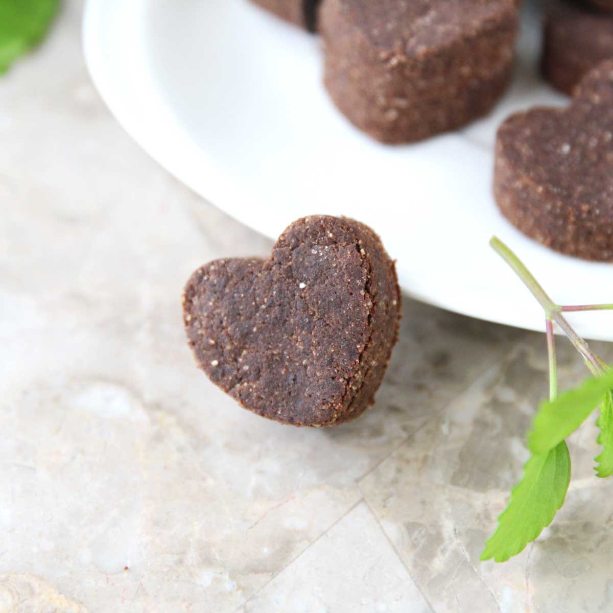 Protein Chocolate Hearts (4-Ingredient Energy Bites) - protein balls
