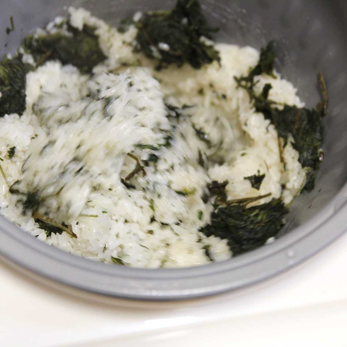 add mugwort to sweet white rice mochi maker