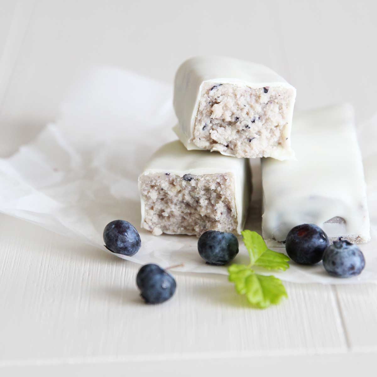 Healthy Blueberry Greek Yogurt Protein Bars (Easy, No Bake Recipe) - keto snickers