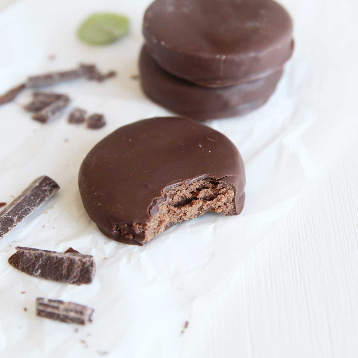Homemade Protein Mint Thins (Easy, No-Bake Recipe) - Chocolate Lava Snow Skin Mooncakes