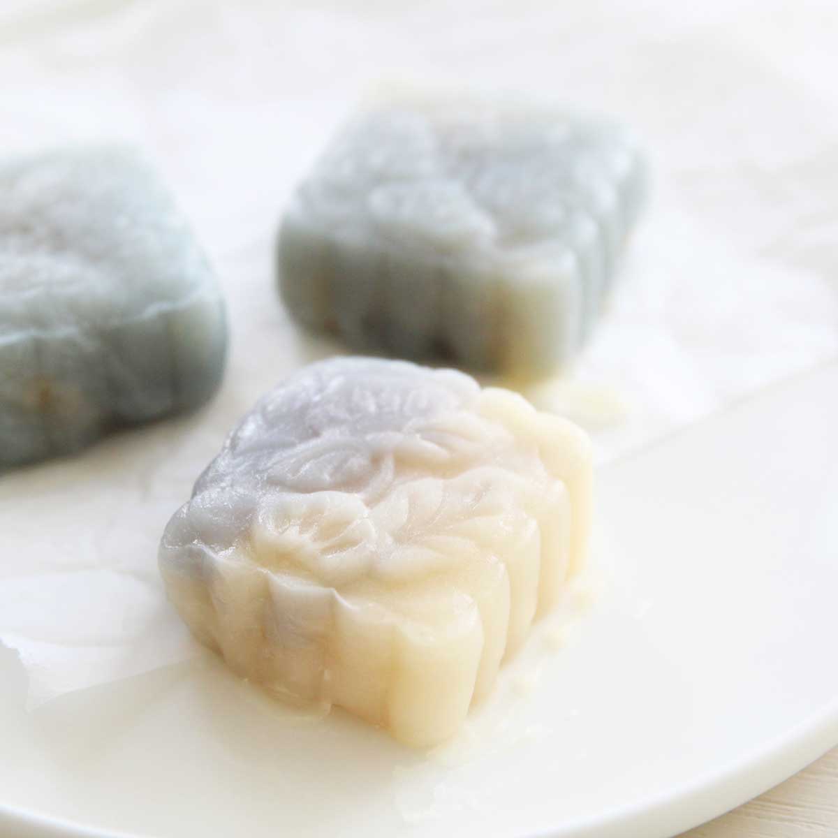 10 Minute Butterfly Pea Snowskin Mooncakes (No Steaming Required!) - Ube Mochi Cake