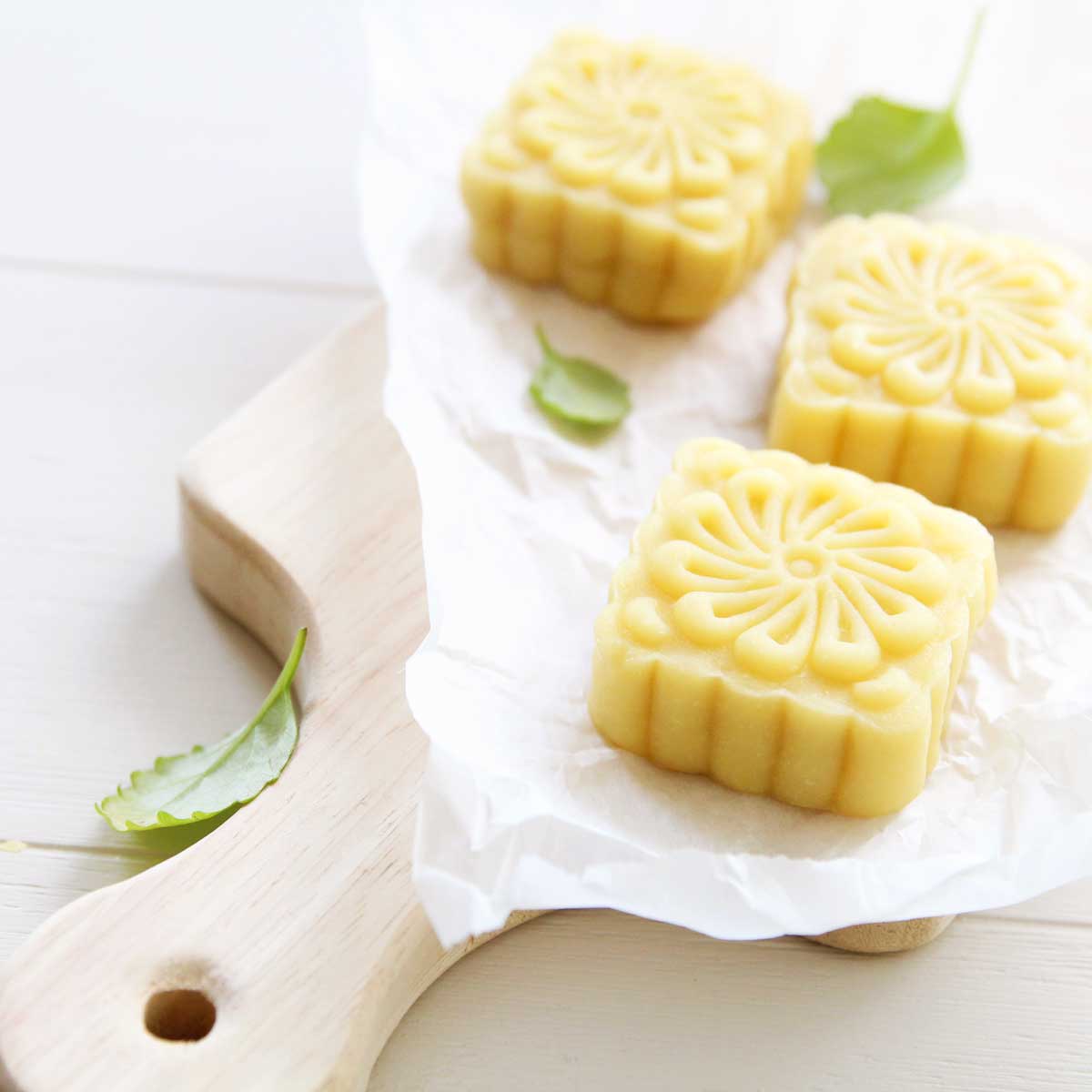 Healthy Mung Bean Snowskin Mooncakes Recipe (Vegan, Gluten-Free) - Japanese Matcha Roll Cake
