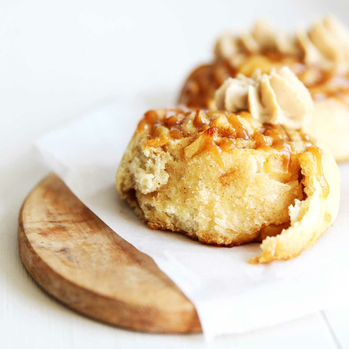 Sweet & Sticky Caramel Apple Pie Cinnamon Rolls (Vegan Recipe) - Apple Pie Cinnamon Rolls