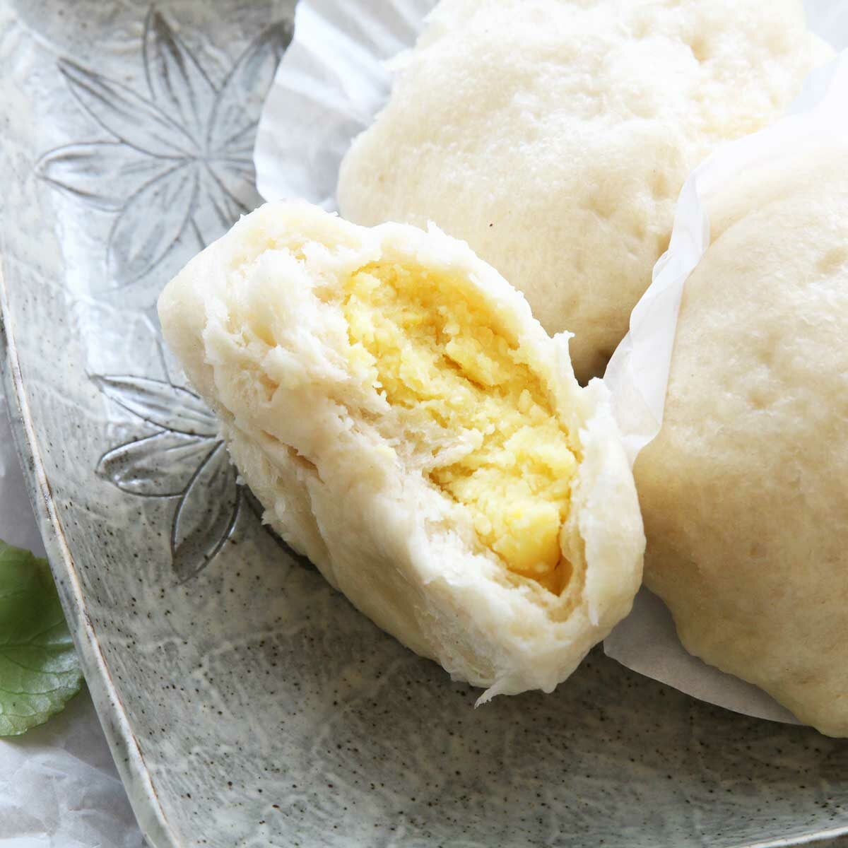 sweet steamed buns with yellow mung bean filling
