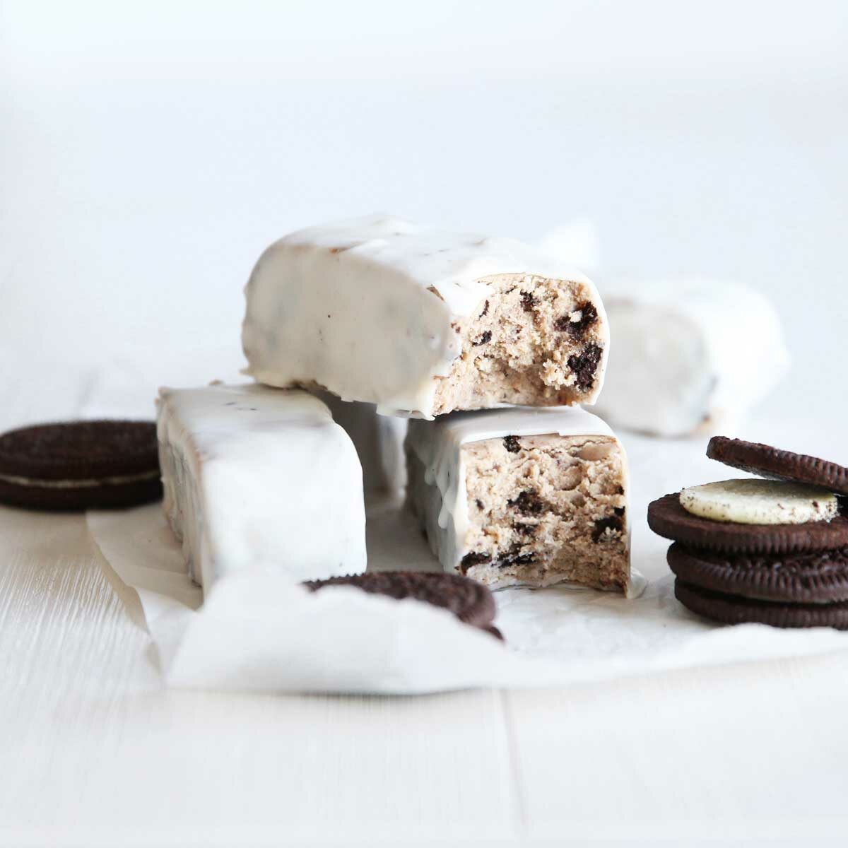 Homemade Oreo Cookies and Cream Protein Bars apv