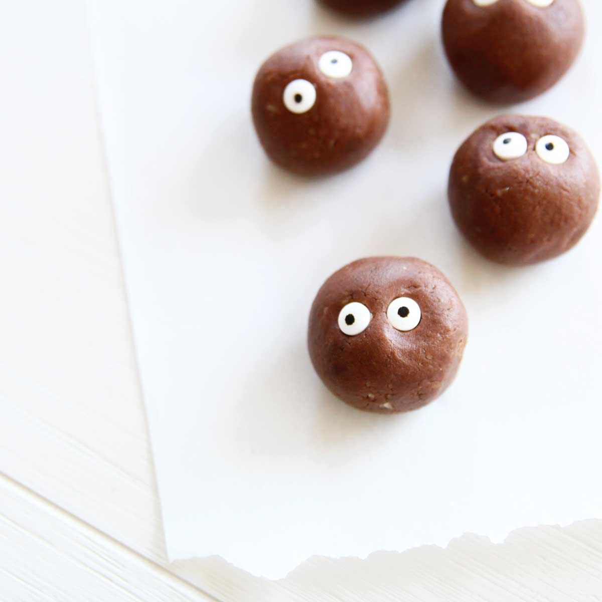 Soot Spirit Chocolate Protein Balls for Halloween (no-bake, Vegan recipe)