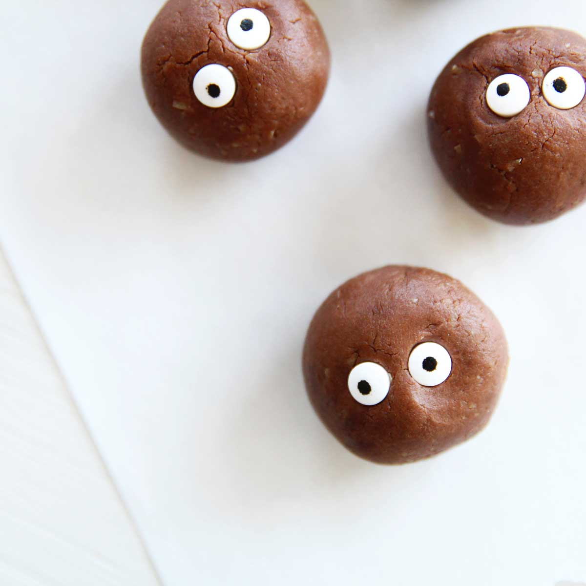 Soot Spirit Chocolate Protein Balls for Halloween (no-bake, Vegan recipe) - Chocolate Protein Balls