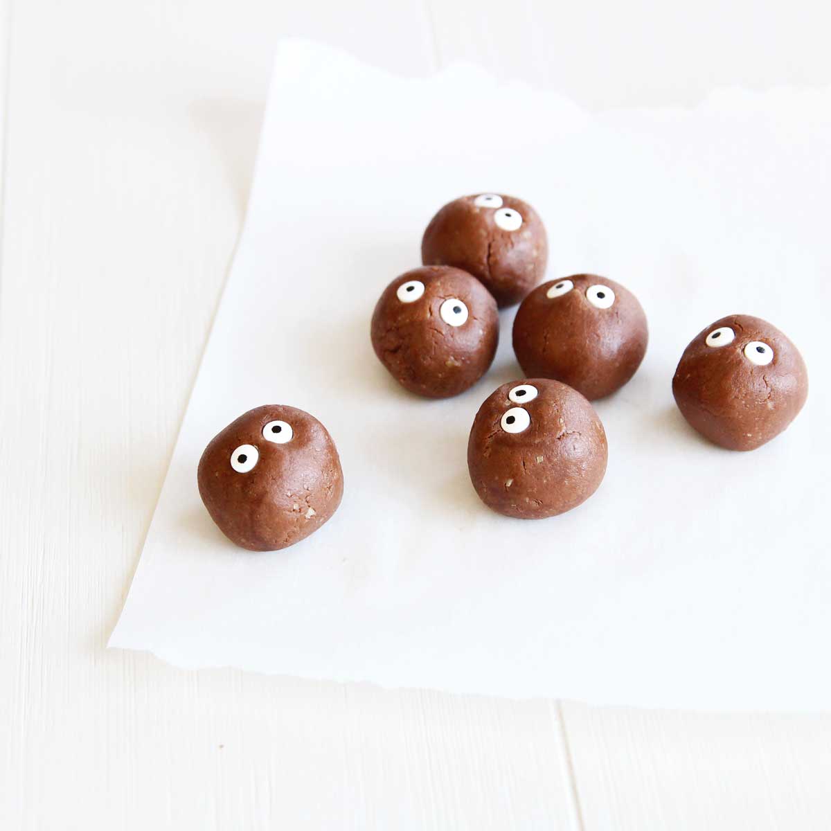 Soot Spirit Chocolate Protein Balls for Halloween (no-bake, Vegan recipe) - Chocolate Protein Balls