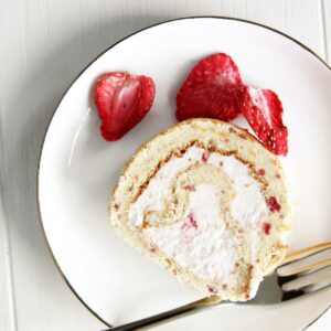 Flourless Strawberry Japanese Roll Cake Recipe Using Cornstarch - Sweet Potatoes in the Microwave
