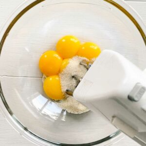 flourless swiss roll cake mix egg yolks and sugar